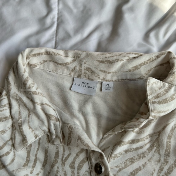 Button-Up Women's Top - Picture 3 of 7